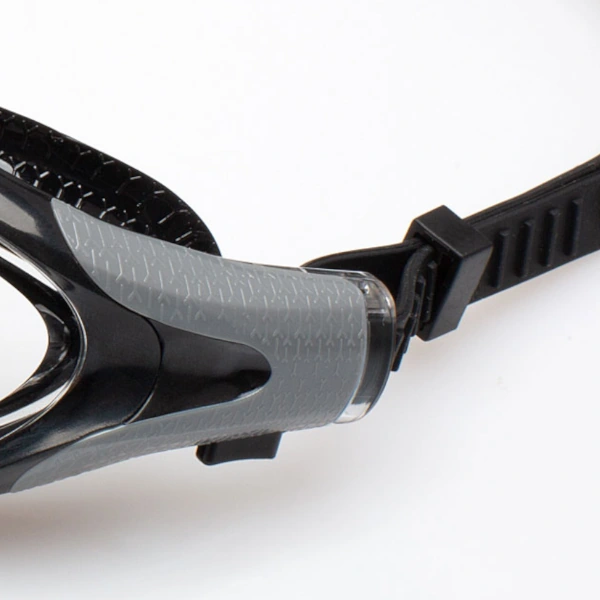 Zbliżenie na zapięcie w okularkach Aqua Speed Aquilo 