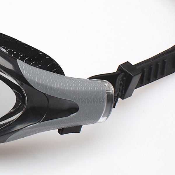 Zbliżenie na zapięcie w okularkach Aqua Speed Aquilo 