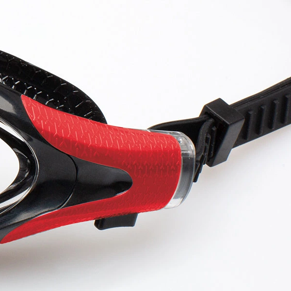 Zbliżenie na zapięcie w okularkach Aqua Speed Aquilo 