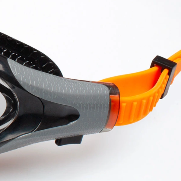 Zbliżenie na zapięcie w okularkach Aqua Speed Aquilo 