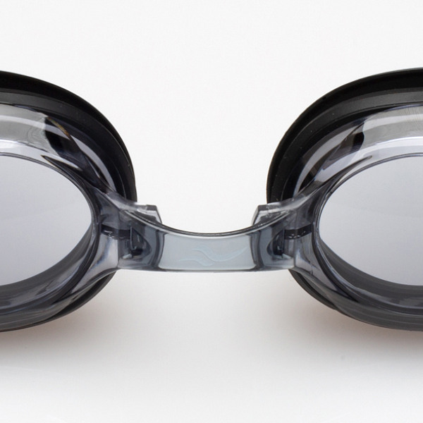 Zbliżenie na nosek w okularach AQUA SPEED Focus