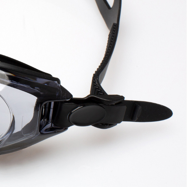 Zbliżenie na zapięcie w okularach Aqua Speed Focus